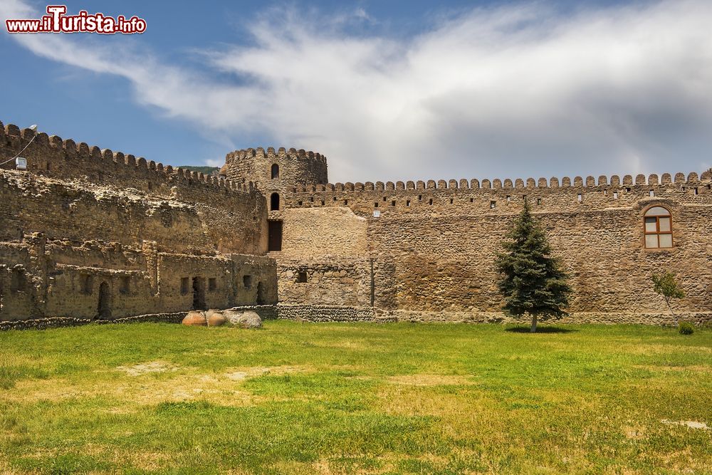 Immagine Le mura che circondano la Cattedrale di Svetitskhoveli a Mtskheta in Georgia