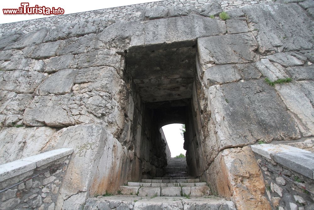 Immagine Le mura ciclopiche di Alatri (Frosinone), dove si trovano anche alcuni misteriosi bassorilievi.