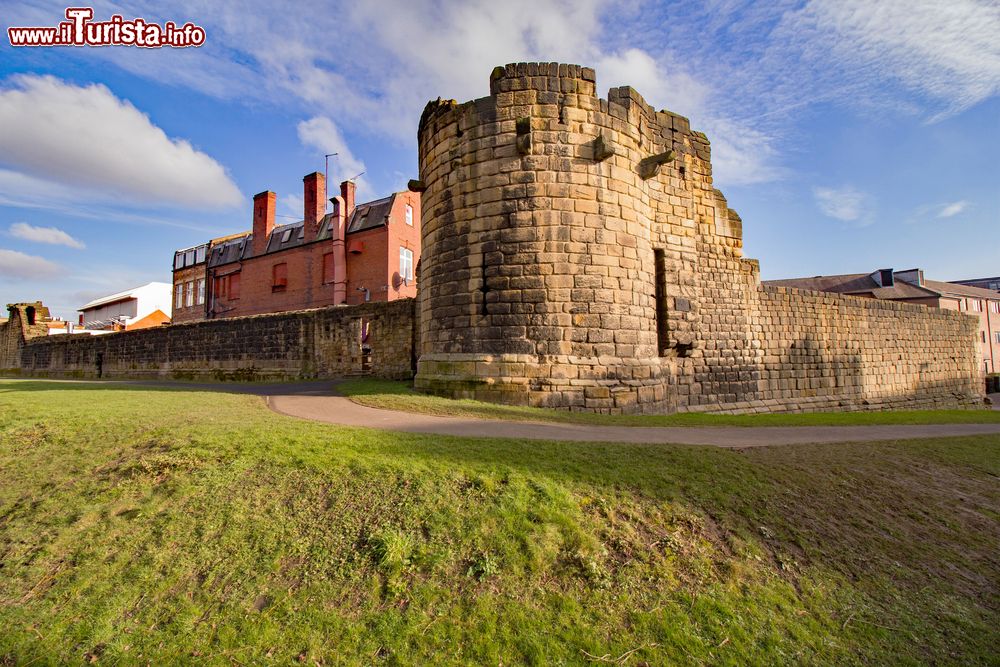 Immagine Le mura cittadine di Newcastle upon Tyne, Inghilterra. La fotografia è stata scattata dal fossato che circonda questo lato della cinta muraria.