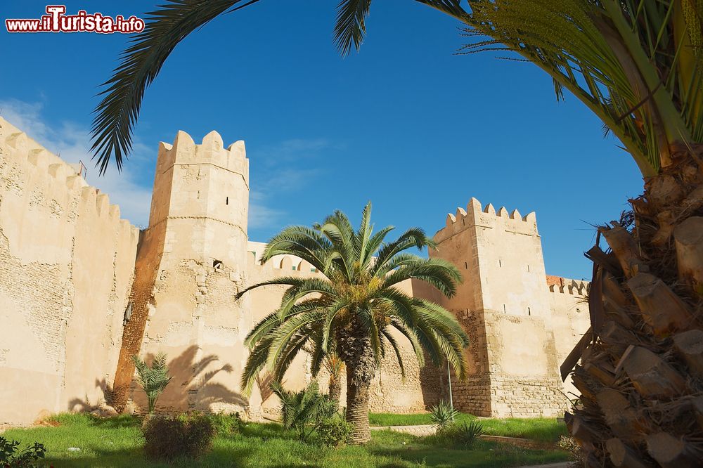 Immagine Le mura con torri della Medina di Sfax, Tunisia, in una bella giornata di sole.