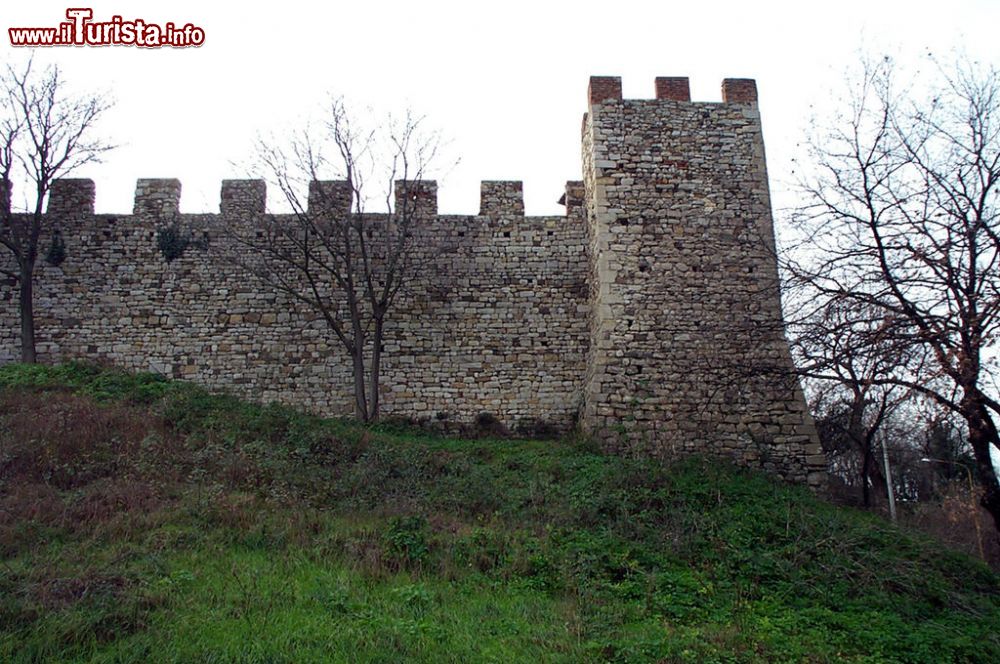 Immagine Le mura del Castello di Calenzano - © Lmagnolfi - CC BY-SA 4.0 - Wikipedia
