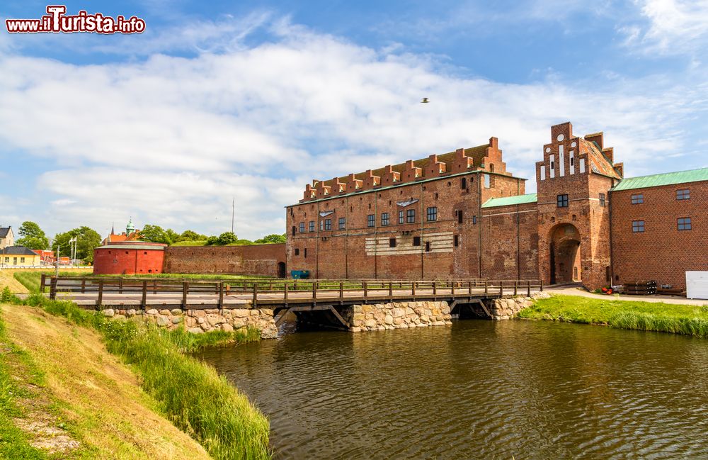 Immagine Le mura del castello di Malmo, Svezia, in una giornata estiva. Questa antica fortezza, fra le più importanti dell'antichità, è oggi sede del museo cittadino.