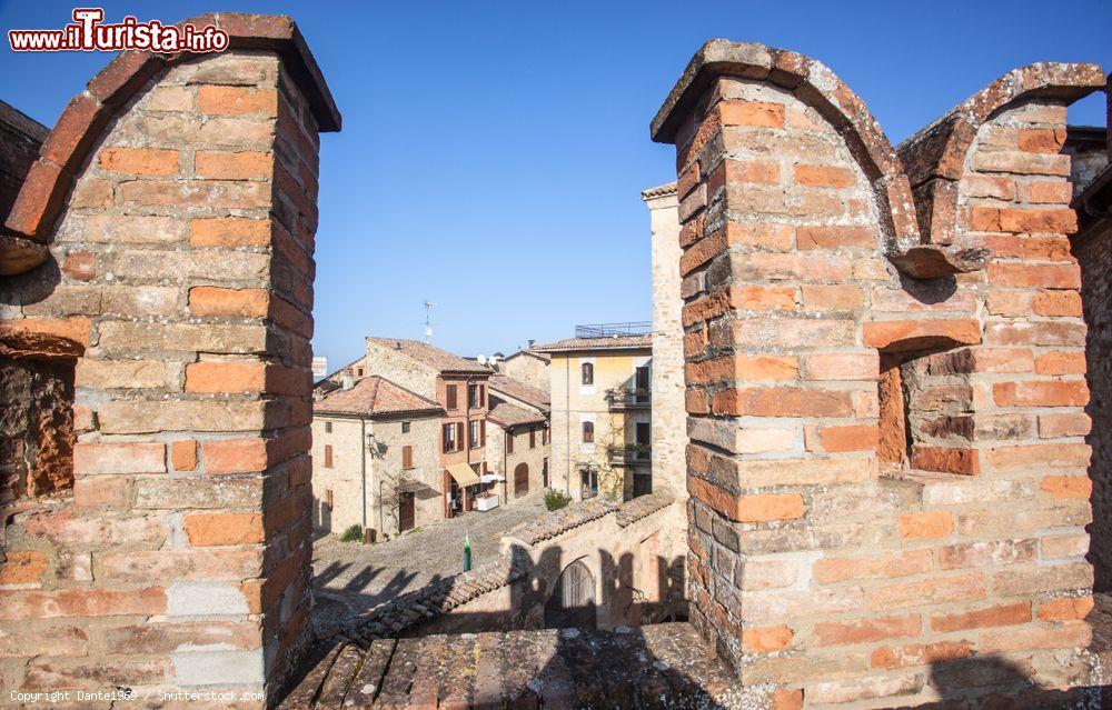 Immagine Le mura del Castello ed il borgo di Vigoleno nel piacentino, Emilia-Romagna - © Dante1969 / Shutterstock.com