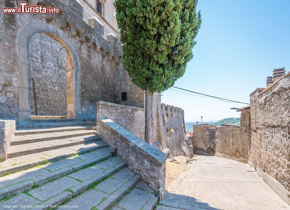 Immagine Le mura del castello medievale di Soriano nel Cimino, provincia di Viterbo, Lazio - © Stefano_Valeri / Shutterstock.com
