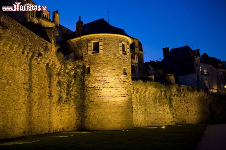 Immagine Le mura del centro di Vannes, fotografate di notte