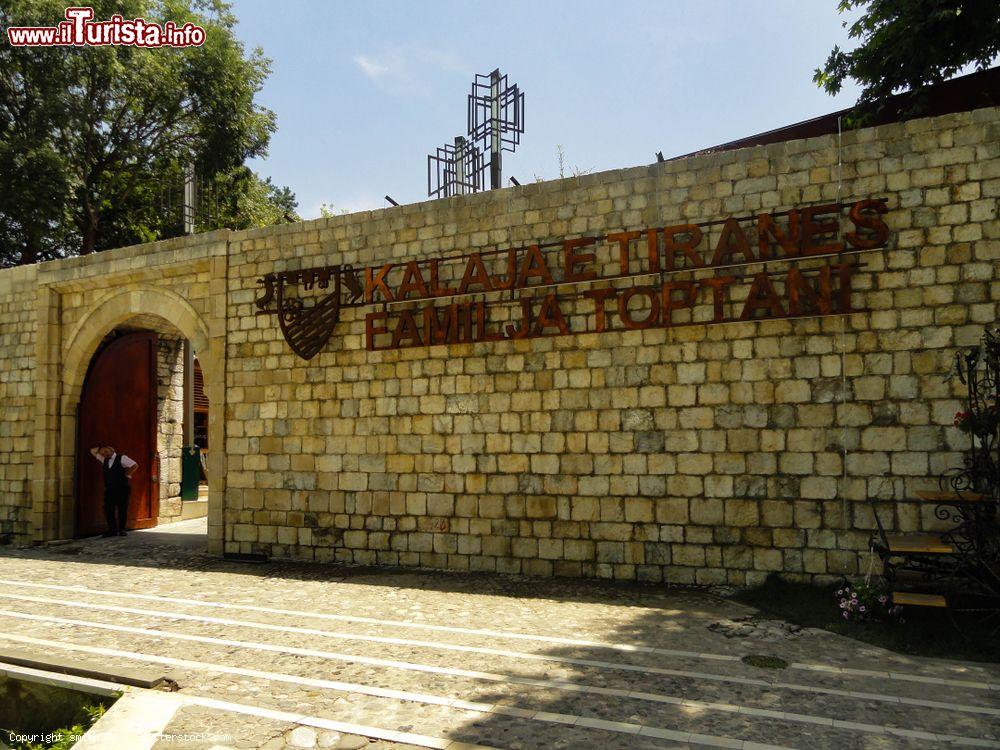 Immagine Le mura del Forte di Giustiniano e l'ingresso al mercato Kalaja a Tirana, Albania. Oggi dell'originale splendore della fortezza costruita nel VI° secolo durante l'epoca bizantina rimane solo un tratto di circa sei metri di altezza - © smith371 / Shutterstock.com