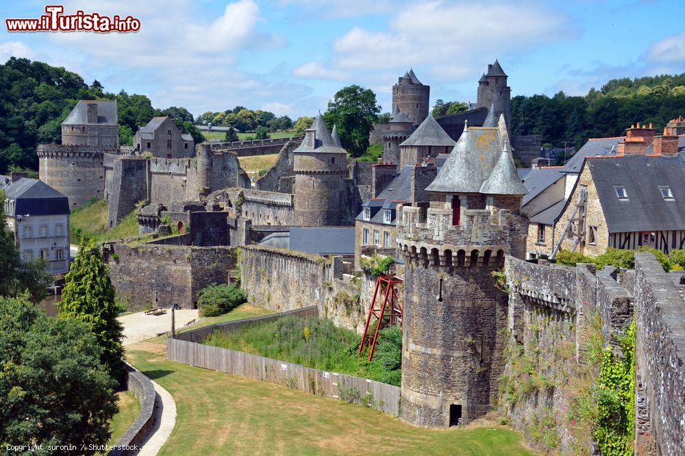 Immagine Le mura del vasto castello di Fougères in Bretagna (Francia). I bastioni del castello, ben conservati ancora oggi, formano tre recinti che racchiudono un'antica dimora signorile in rovina - © suronin / Shutterstock.com