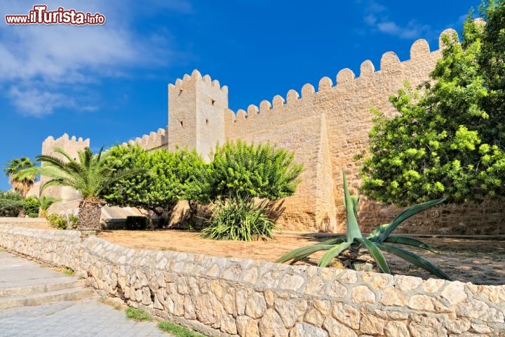 Immagine Le mura perfettamente conservate della Medina di Sousse in Tunisia - © Igor Grochev / Shutterstock.com