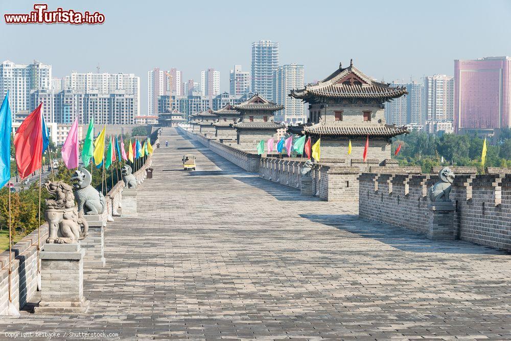 Immagine Le mura della città di Datong, Cina. Sullo sfondo, grattacieli e edifici mdoerni © beibaoke / Shutterstock.com