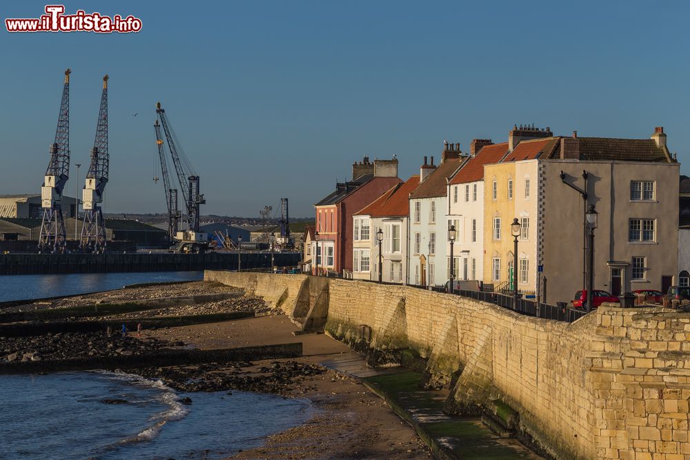 Immagine Le mura della città di Durham, Inghilterra. Costruita nel tardo 14° secolo, questa cinta muraria racchiudeva un tempo l'intera città medievale.