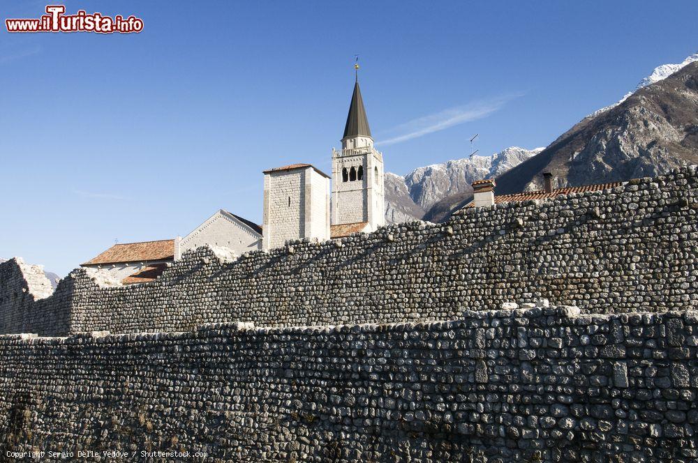 Immagine Le mura della città di Venzone, Friuli Venezia Giulia, Italia. Costruito lungo la via romana Iulia Augusta, il borgo medievale venne protetto da una cerchia di mura preceduta da un terrapieno e da un fossato. Ricostruite fedelmente dopo il sisma del 1976, le mura conservano tutt'oggi le caratteristiche principali dell'impianto medievale - © Sergio Delle Vedove / Shutterstock.com