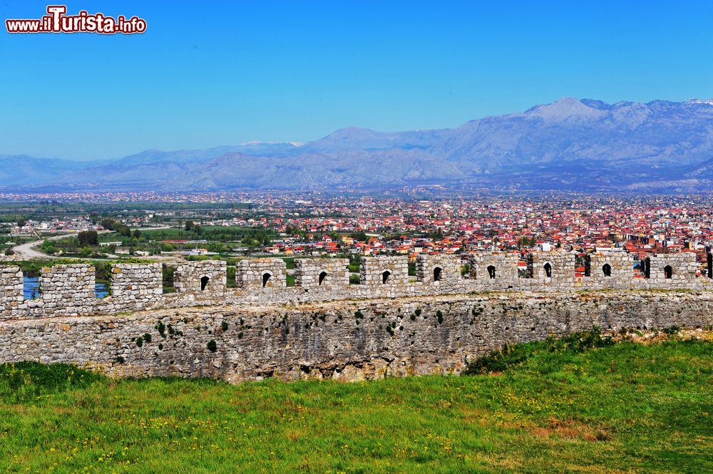 Immagine Le mura della fortezza d Scutari e la città dell'Albania settentrionale