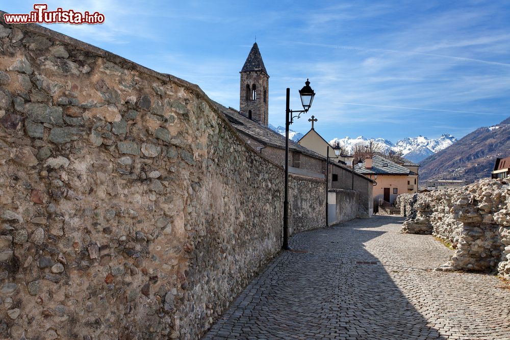 Immagine Le mura della fortezza di Aosta con le torri, Valle d'Aosta. La cinta muraria che in epoca romana proteggeva la città è giunta quasi intatta ai nostri giorni. Oggi è in parte inglobata in altri edifici ma molti tratti sono ancora visibili sia all'esterno che all'interno. La si può percorrere tramite una passeggiata di 3 chilometri.