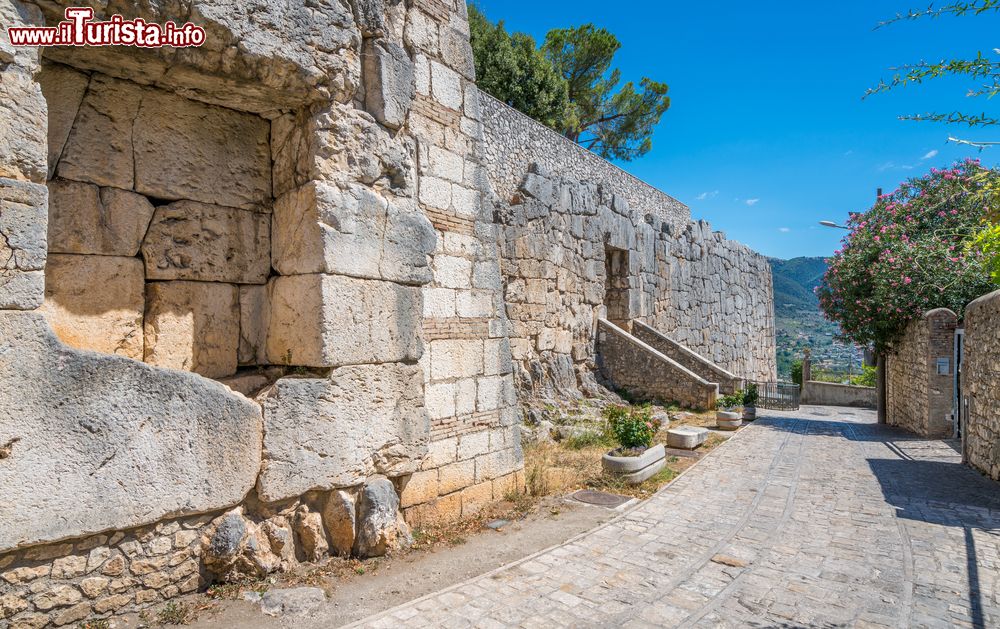 Immagine Le mura dell'acropoli di Alatri, Frosinone, Lazio. Costituite da diversi strati di megaliti polimorfici, le mura raggiungono anche lo spessore di 3 metri; il perimetro è di circa 2 km.