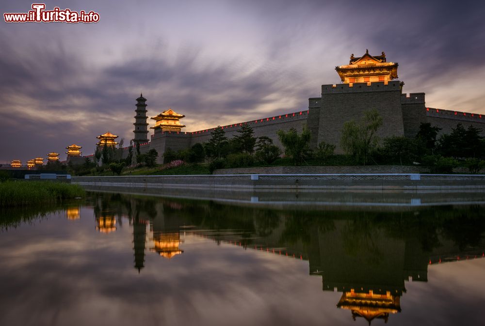 Immagine Le mura dell'antico parco Moat di Datong, Cina, by night.