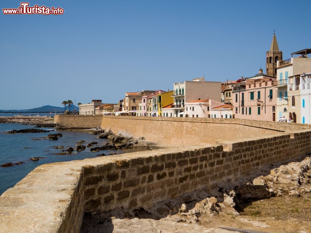Immagine Le mura di Alghero, Sardegna. Il primo sistema di fortificazione della città risale al XIII° secolo ed è quello dell'impianto urbano genovese. Di queste mura, risistemate anche durante l'occupazione catalana, rimane solo qualche tratto; la maggior parte di quelle visibili oggi risalgono al XVI° secolo.