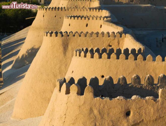 Immagine Le mura di Itchan Kala (Ichon Qala) al tramonto a Khiva:  siamo nella provincia di Xorazm in Uzbekistan - Town on the silk road. Central Asia - © Milosz Maslanka / Shutterstock.com