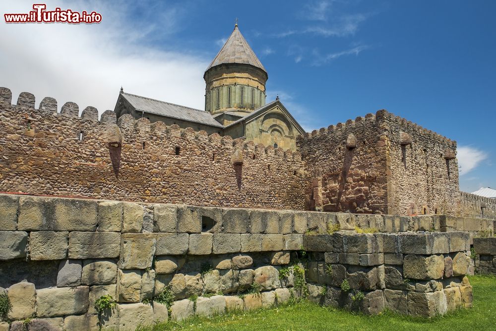Immagine Le Mura e la Cattedrale del Santo Velo (Svetitskhoveli) nel centro medievale di Mtskheta, in Georgia