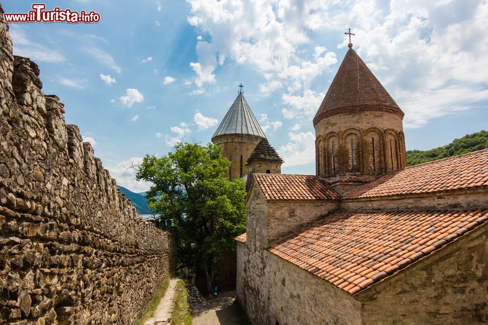 Immagine Le mura e la cattedrale di Ananuri in Georgia.