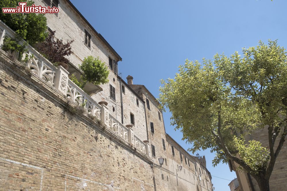 Immagine Le mura e le case in pietra del borgo di Moresco nelle Marche (Italia).