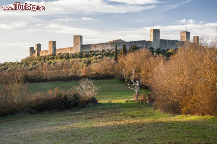 Immagine Vista panoramica delle mura e le torri di Monteriggioni, Toscana - Un perimetro è già di per sé una testimonianza storica forte, dove si intuisce il carattere di un comune determinato a proteggersi fin dal medioevo. Nelle mura di Monteriggioni ad ogni modo vi sono le torri (quindici per la precisione, quattordici esterne e una interna), posizionate nei punti più congeniali. Questo rende la visione imponente e forte, così come tutto il carattere urbano della località - © zummolo / Shutterstock.com