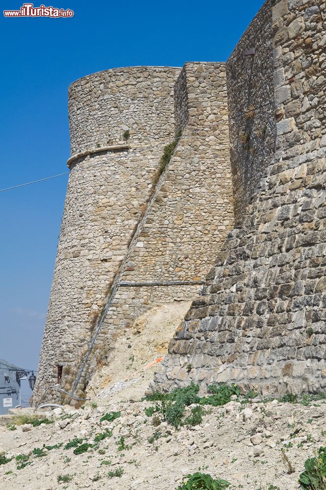 Immagine Le mura e una torre del Castello Normanno-Svevo di Deliceto (FG). Il castello è stato storicamente un avamposto difensivo.