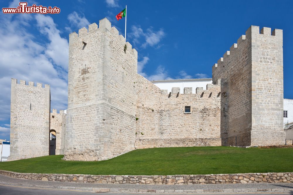 Immagine Le mura fortificate del castello di Loulé, Portogallo. E' uno dei luoghi simbolo di questa cittadina dell'Algarve.