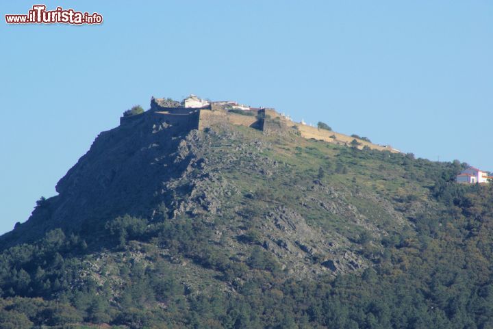 Immagine Le mura fortificate del villaggio di Marvao, Portogallo - © LianeM / Shutterstock.com