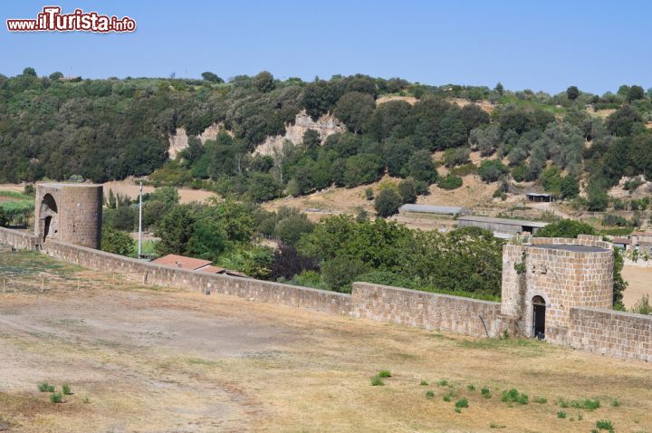 Immagine Le mura fortificate della cittadina di Tuscania, Lazio. Rappresentano il sistema difensivo della città e si presentano con un perimetro di forma poligonale irregolare che si sviluppa interamente attorno al nucleo medievale cittadino.