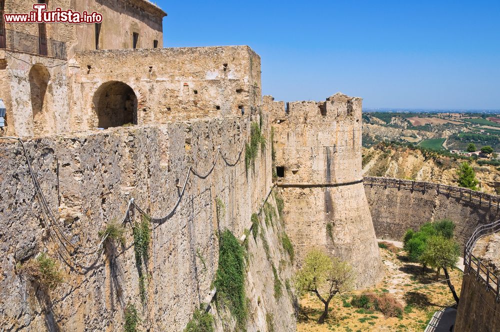 Immagine Le mura, i bastioni e il fossato profondo circa otto metri del castello svevo di Rocca Imperiale (Calabria).