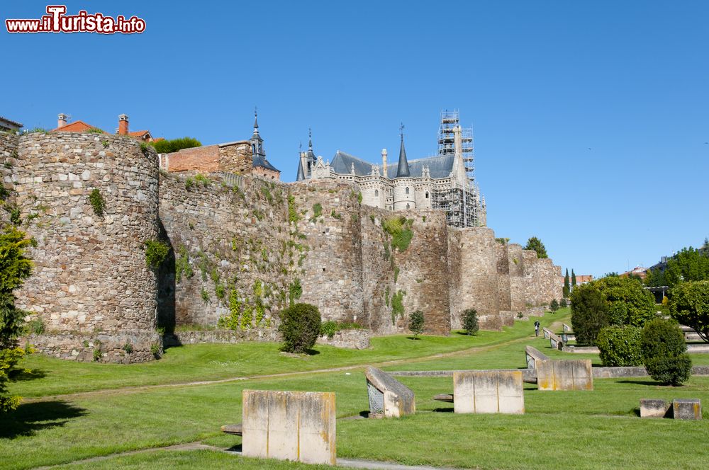 Immagine Le mura romane di Astorga, Spagna. Conquistata dai romani, la cittadina prese il nome di Asturica Augusta e s'ingrandì. Testimonianza dell'antica presenza di questo popolo si ha con i resti delle mura e dell'Ergastula, grande carcere di schiavi visibile ancora oggi nei sotterranei di Plaza Mayor.