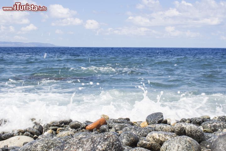 Immagine Le onde del Mar Tirreno s'infrangono sulla spiaggia di Palmi, Calabria - © 311209007 / Shutterstock.com