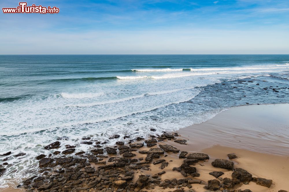 Immagine Le onde del mattino perfette per praticare surf a Ericeira, Portogallo.