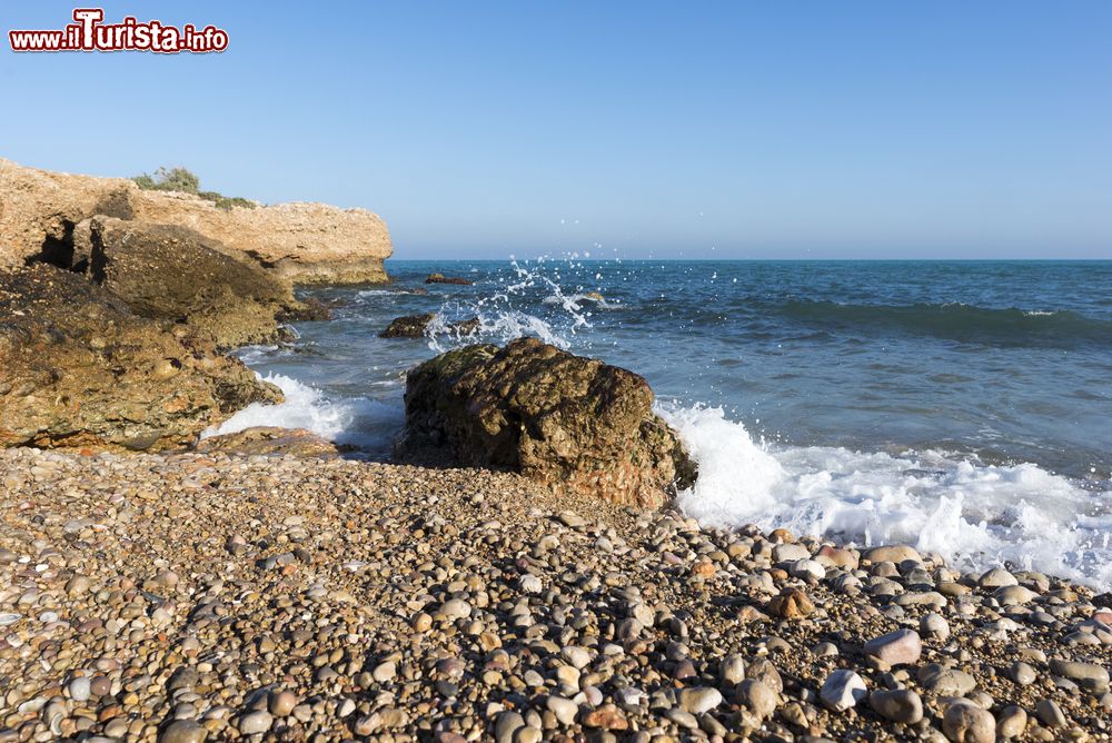 Immagine Le onde del Mediterraneo sulla costa di Vinaros, Spagna.