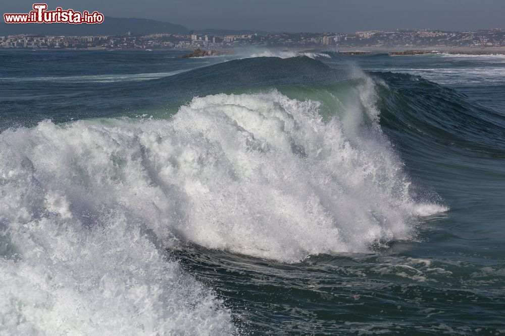 Immagine Le onde dell'Oceano Atlantico in autunno a Costa da Caparica, Portogallo.