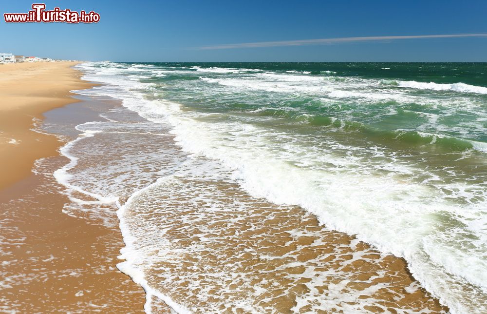 Immagine Le onde dell'Oceano Atlantico sulla spiaggia di Virginia Beach, Virginia, USA.