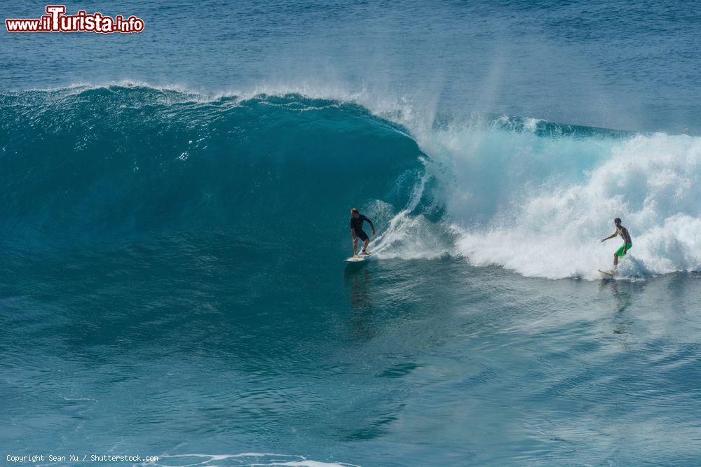 Immagine Le onde di Honolua Bay celebre punto per surfisti culla costa nord di Maui, Isole Hawaii. - © Sean Xu / Shutterstock.com