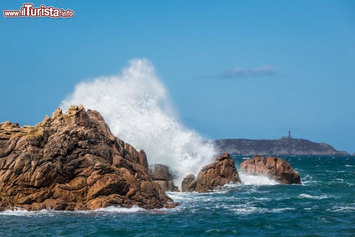 Immagine Le onde s'infrangono sulla costa rocciosa nei pressi di Ploumanac'h in Bretagna, Francia 