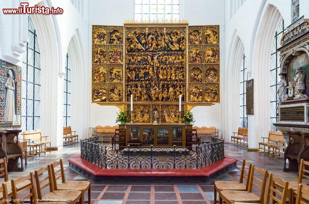 Immagine Le pale d'altare d'oro della chiesa gotica di San Canuto a Odense, Danimarca. Fondata nel 1086 ma ricostruita nei secoli XIV e XV, questa chiesa gotica è una delle più importanti del paese realizzata in mattoni - © Gimas / Shutterstock.com