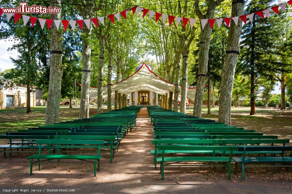 Immagine Le panche di una chiesa all'aperto nel complesso del Sacro Cuore a Paray-le-Monial, Francia - © Nigel Jarvis / Shutterstock.com