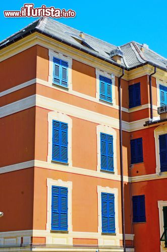 Immagine Le persiane azzurre di un palazzo nel centro storico di Arenzano, Liguria.