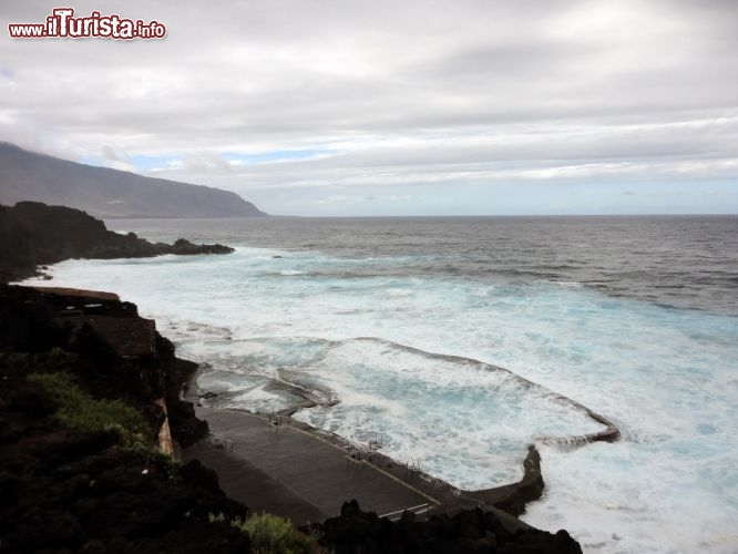 Immagine Le piscine naturali di La Maceta sferzate dalle onde dell'Atlantico. El Hierro, Canarie.