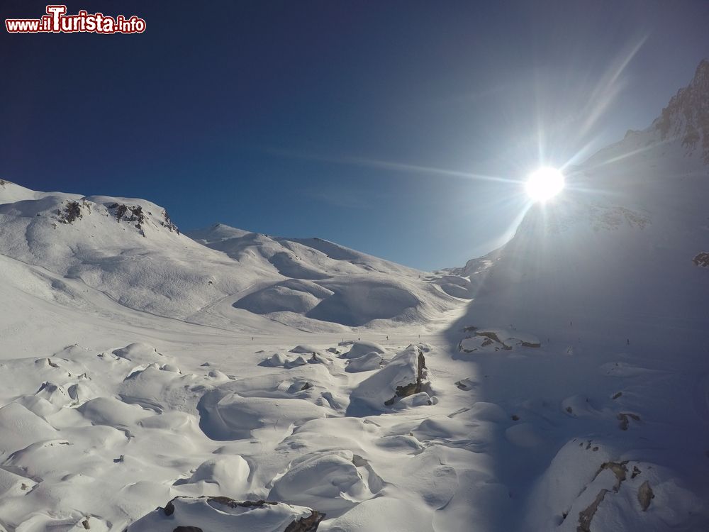 Immagine Le piste innevate di Valfrejus (Francia) in una giornata di sole. Con una settantina di km di piste da sci Valfrejus è meta ogni anno di sciatori e snowboarders.