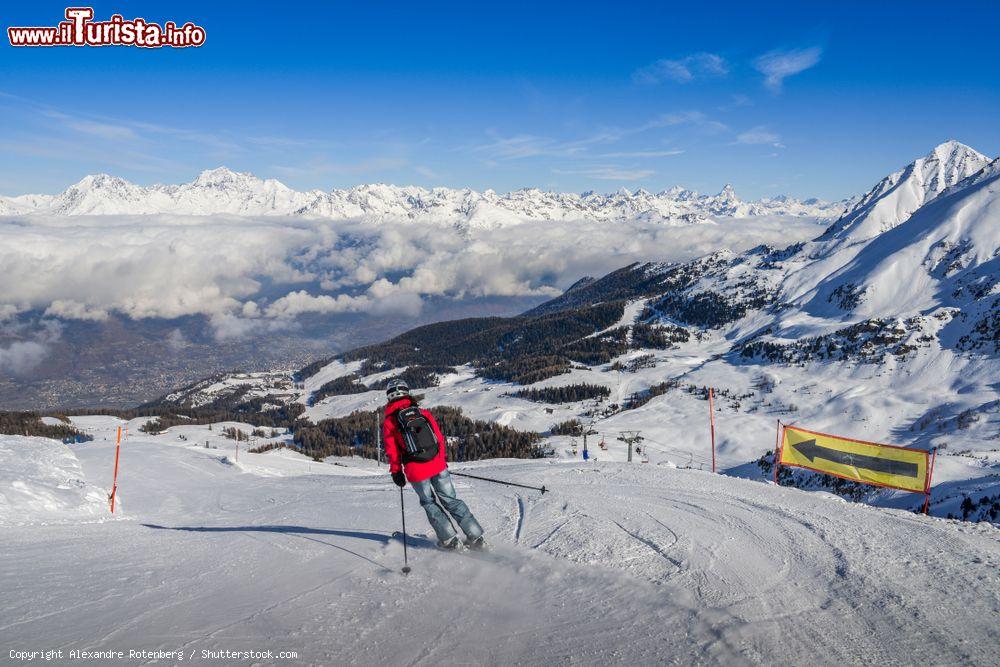 Immagine Le piste sci di Pila in Valle d'Aosta aprono la stagione sciistica in occasione del Ponte dell'Immacolata a dicembre - © Alexandre Rotenberg / Shutterstock.com