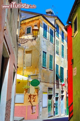 Immagine Le pittoresche case colorate del centro storico di Arenzano, Liguria. Questo borgo ligure è caratterizzato da costruzioni dalle mille tonalità ospitate nel centro dove non mancano neppure splendide ville.