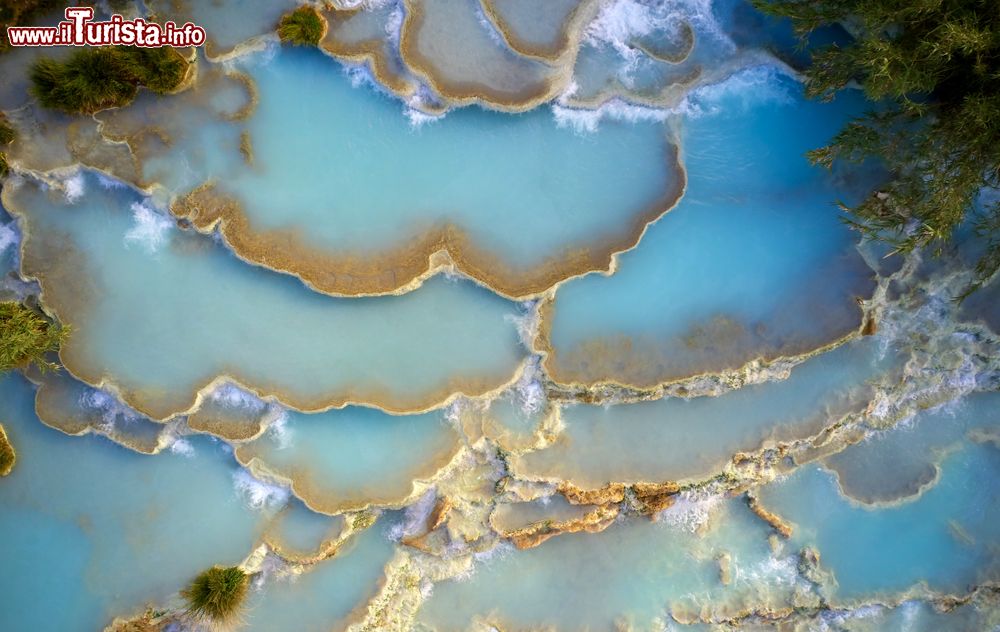 Immagine Le pozze d'acqua termale delle Terme di Saturnia in Toscana, fotografate con un drone