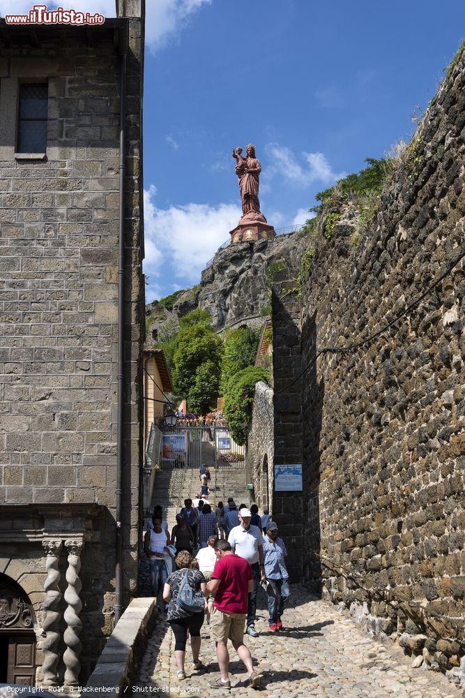Immagine Le Puy-en-Velay (Francia): la statua della Vergine nella cattedrale di Nostra Signora dell'Annunciazione - © Rolf G Wackenberg / Shutterstock.com
