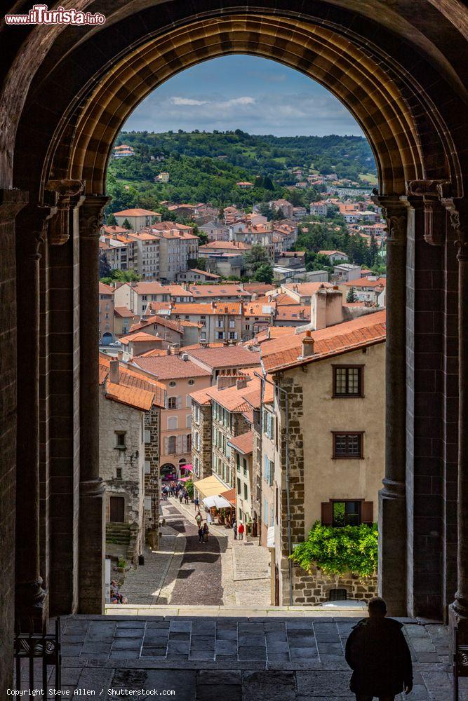 Immagine Le Puy-en-Velay vista dalla porta principale della cattedrale di Nostra Signora (Francia) - © Steve Allen / Shutterstock.com