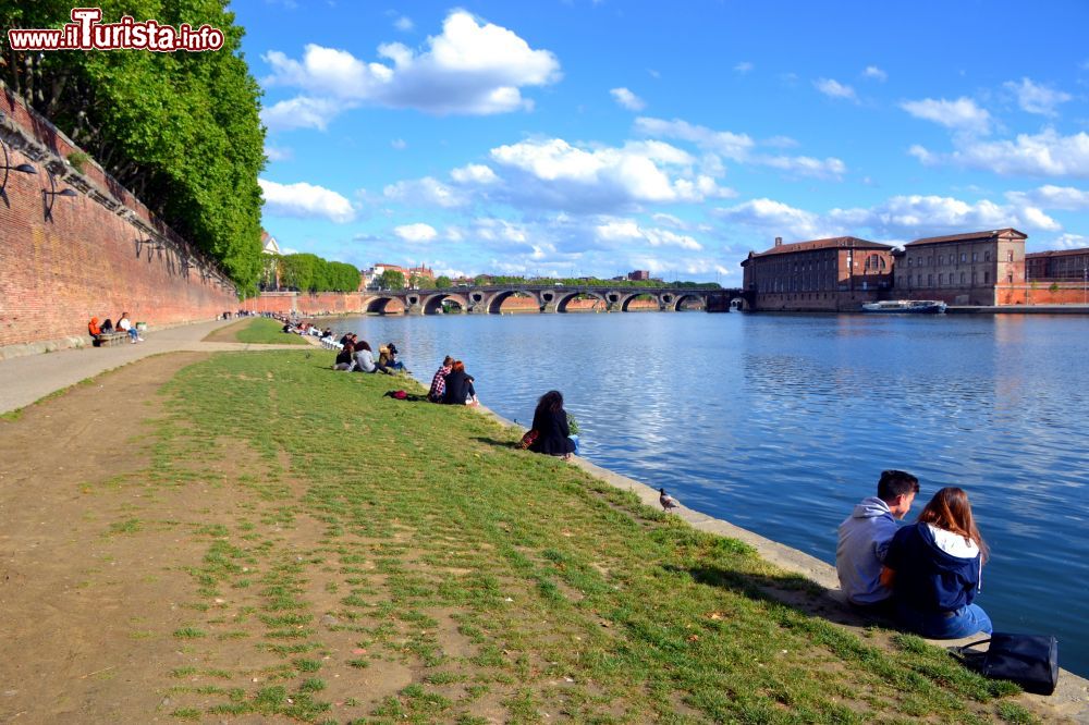 Immagine Il lungofiume (le quai, in francese) della Garonne è uno dei luoghi preferiti dai giovani per trascorrere le giornate a Toulouse.