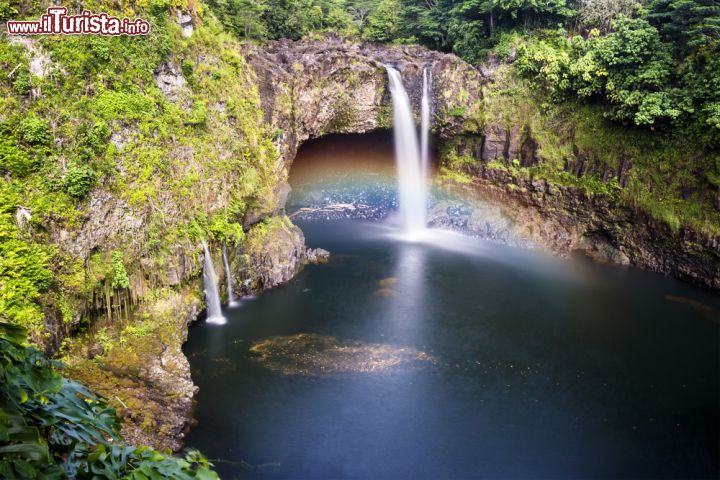 Immagine Le Rainbow Falls a Hilo, Hawaii, Stati Uniti. Queste cascate si gettano in una piscina naturale e spesso, con la giusta luce del sole, proiettano splendidi arcobaleni colorati.